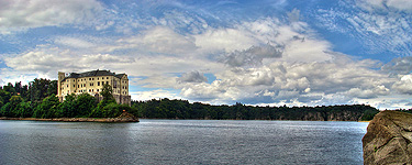 pohled na Orlík z druhé strany zátoky