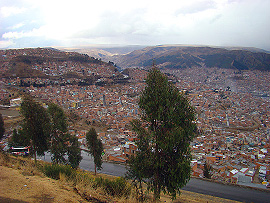 výhled na La Paz z okraje kráteru